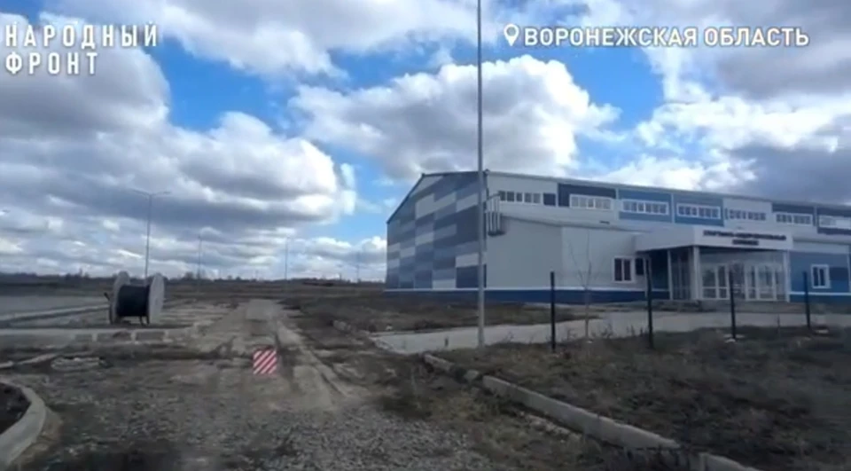 На месте бассейна пока стройплощадка.