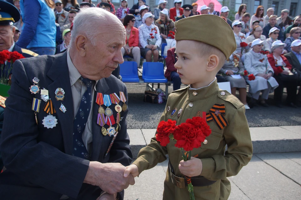 К 9 Мая участники и инвалиды Великой Отечественной войны получат также традиционную праздничную выплату 10 тысяч рублей.