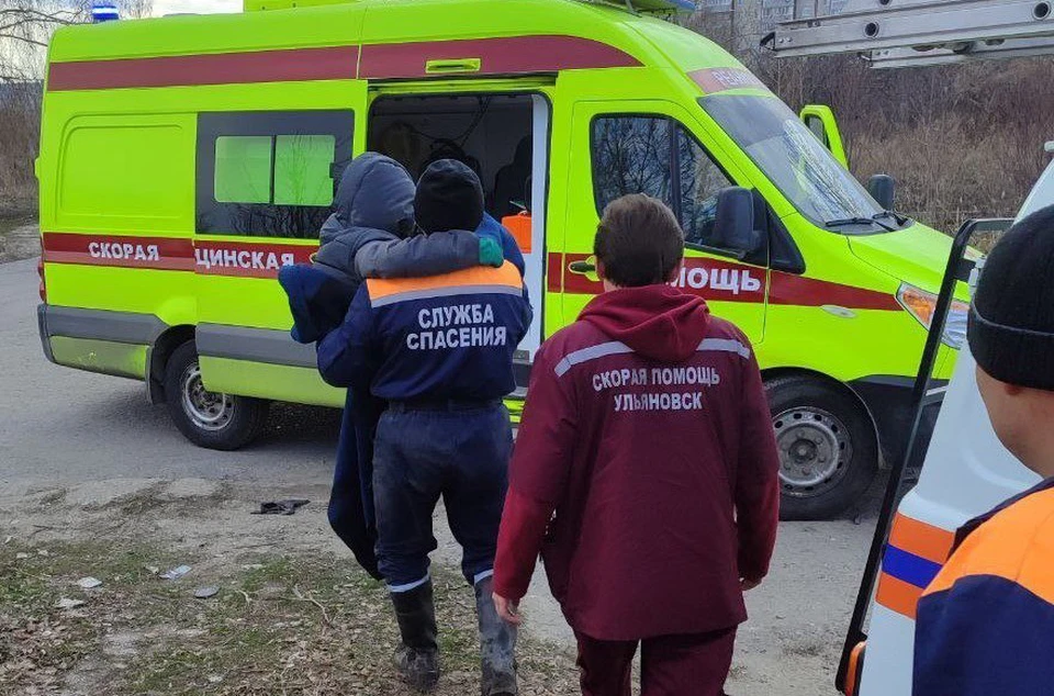 В Ульяновске двое детей застряли ногами в трясине на Волжском склоне | ФОТО: Управление гражданской защиты Ульяновска