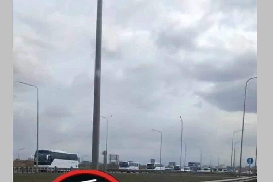 В Рязани засняли большую колонну автобусов с сопровождением ГАИ.