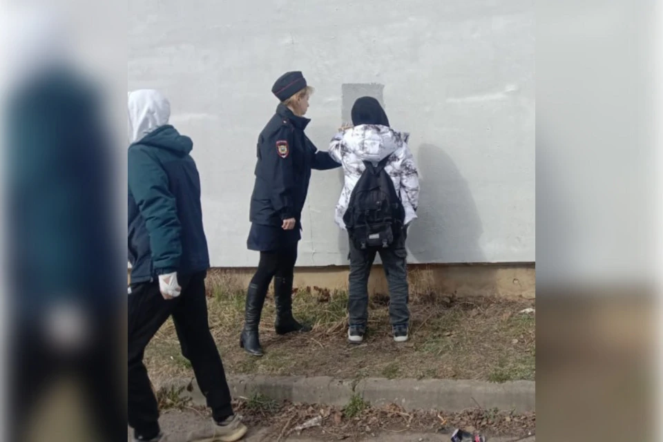 Школьники и студенты вооружились баллончиками с краской, чтобы очистить фасады домов от запрещенных объявлений. Фото: МВД Тверской области.