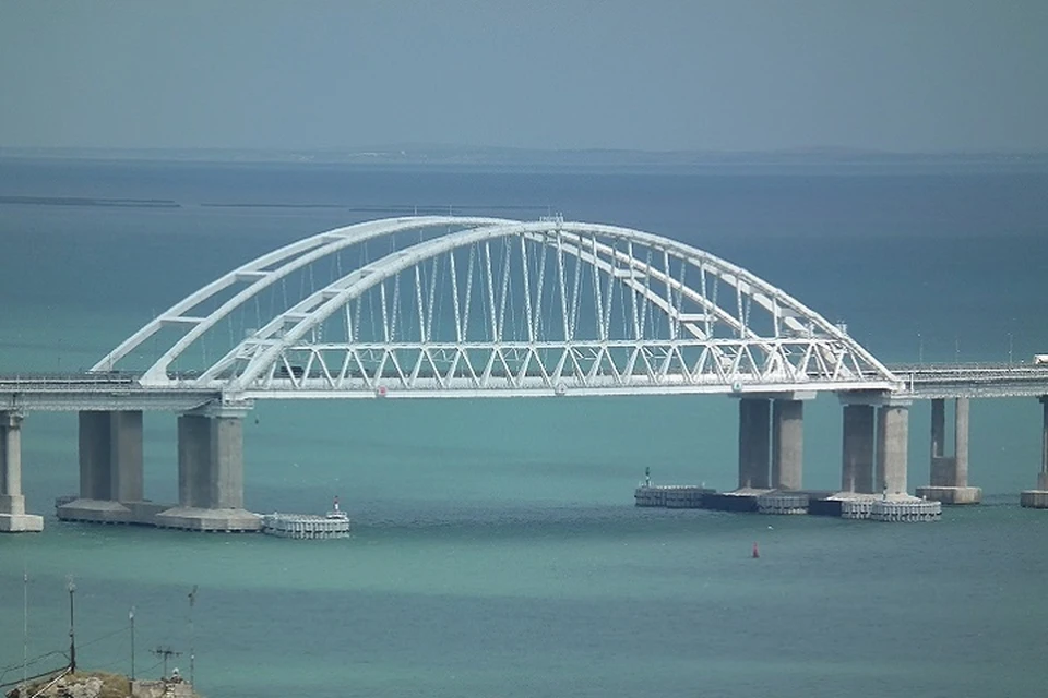 В очереди перед Крымским мостом со стороны Керчи стоят 200 автомобилей