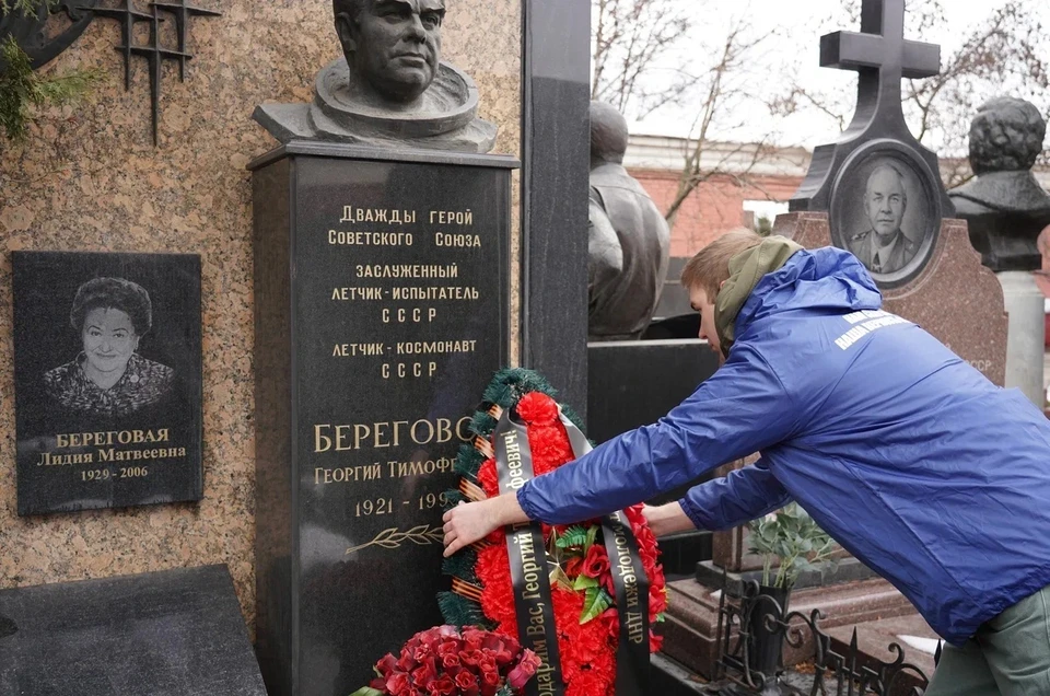 К могиле Георгия Берегового возложили цветы и венок. Фото: МГЕР ДНР