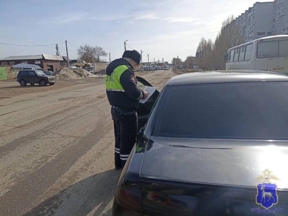 Инспекторы ДПС остановили сызранку, когда она перегоняла свое авто после нескольких бокалов игристого