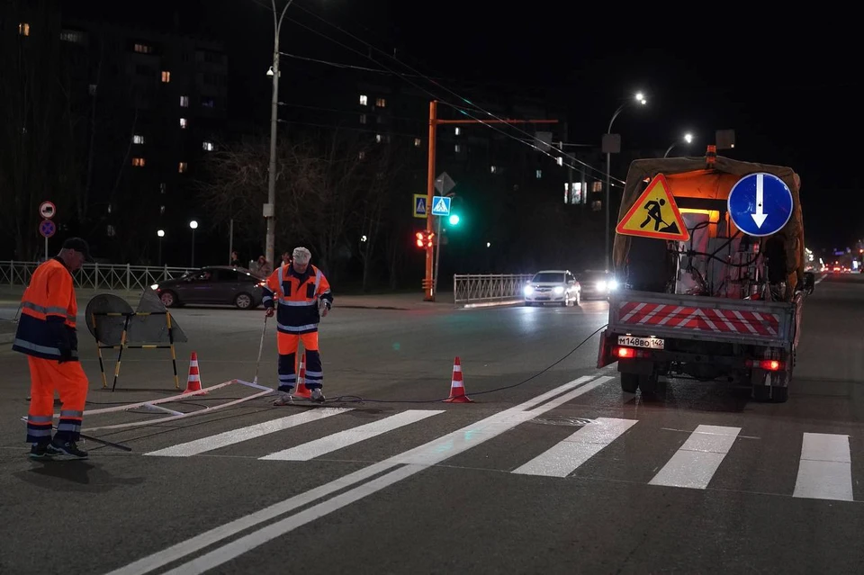 Специалисты приступают к работе на участках в ночное время, когда погодные условия благоприятны, чтобы не создавать помех для транспорта.
