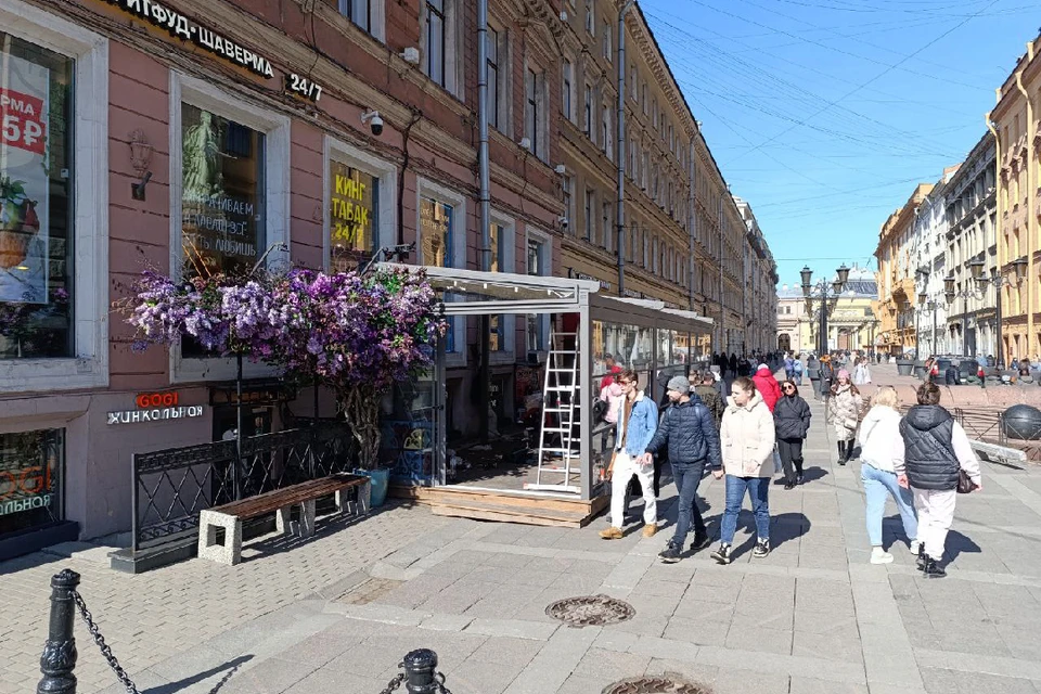 Летние веранды начали устанавливать в Петербурге.