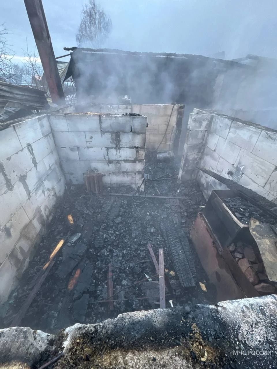 Два человека погибли в ходе пожара в жилом доме в посёлке Линда на Бору.