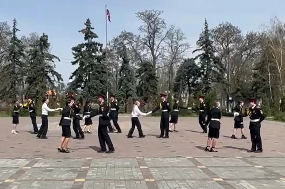 Скадовские кадеты присоединились к Всероссийскому флешмобу «Синий платочек» Фото: минобразования ХО