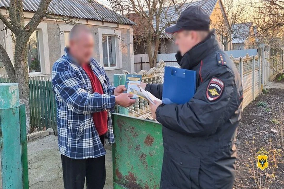 Нижнесерогозцам раздали памятки об угрозе телефонного мошенничества. Фото: ГУ МВД России по Херсонской области