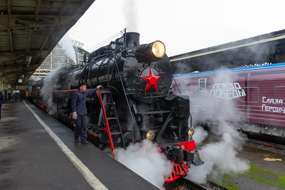 Впереди состава – знаменитый паровоз серии Л-4302.