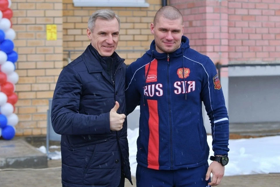 Василий Анохин вручил ключи от служебных квартир жителям Дорогобужа.Василий Анохин вручил ключи от служебных квартир жителям Дорогобужа. Фото: пресс-служба правительства Смоленской области.