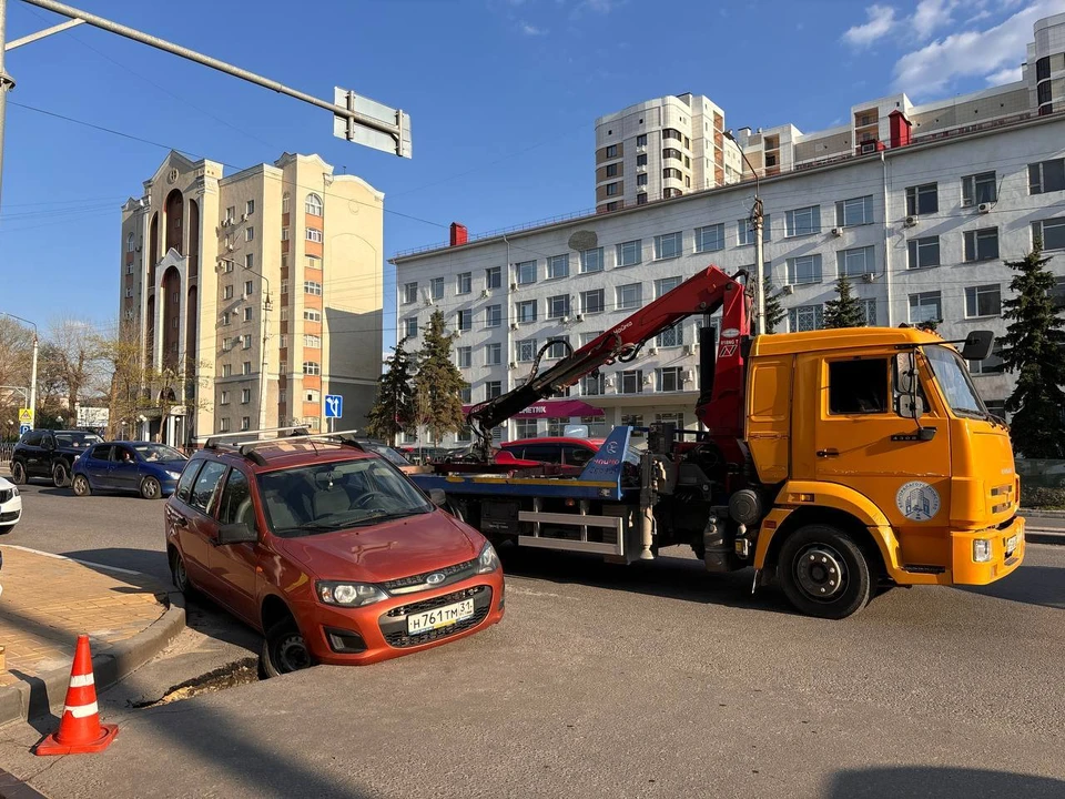В Белгороде автомобиль колесом угодил в пролом на проезжей части. Фото: @mbuubgb.