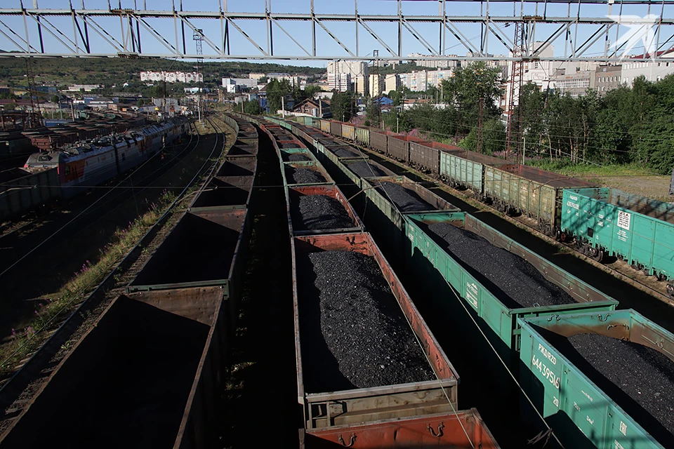 Собственнику инфраструктуры ж/д пути и грузовых вагонов причинен ущерб на сумму более 15 млн рублей.