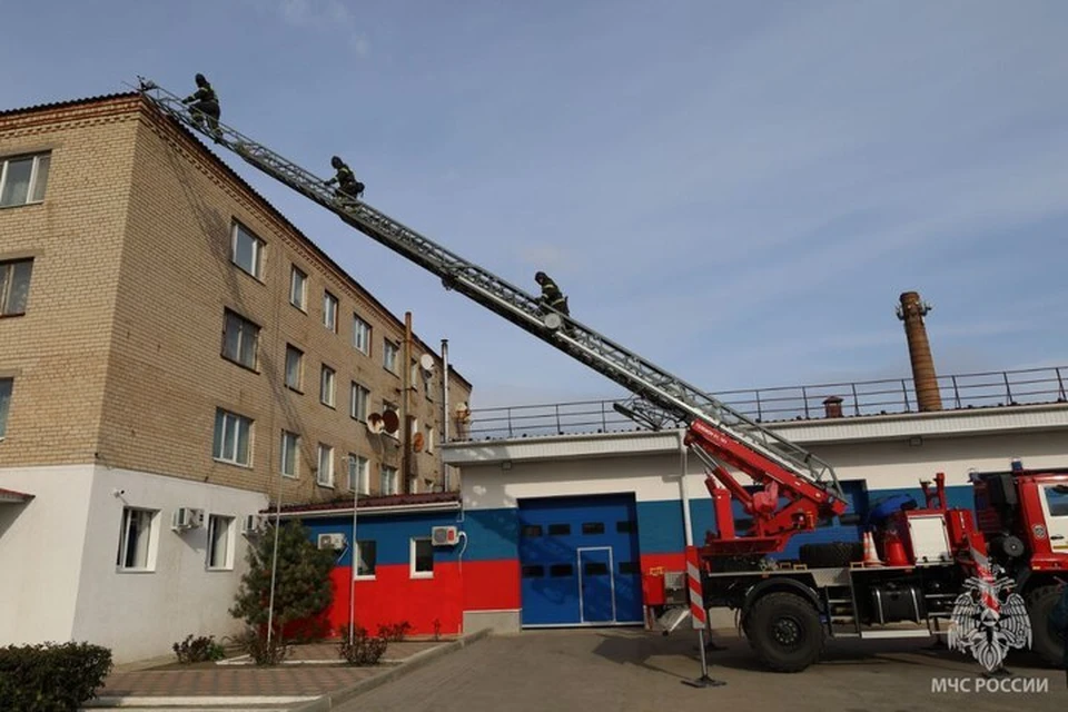 Генические спасатели отработали применение автолестницы. Фото: ГУ МЧС России по Херсонской области
