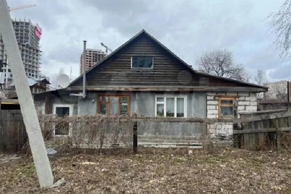 Такой дом с участком восемь соток продают по баснословной цене. Фото: сайт объявлений