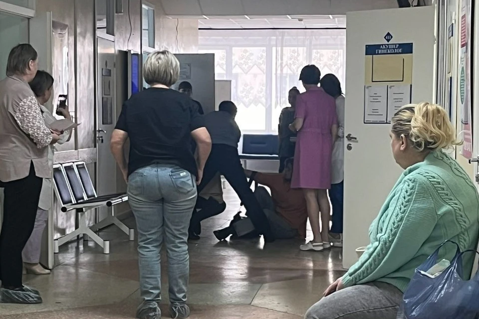 Две женщины устроили словесную перепалку в очереди в женской консультации в Новосибирске. Фото: предоставил очевидец.