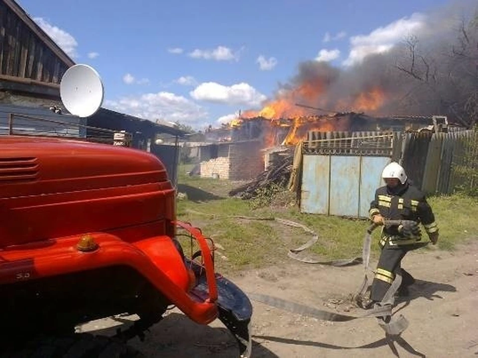 Пожарные потушили огонь примерно через час после вызова.