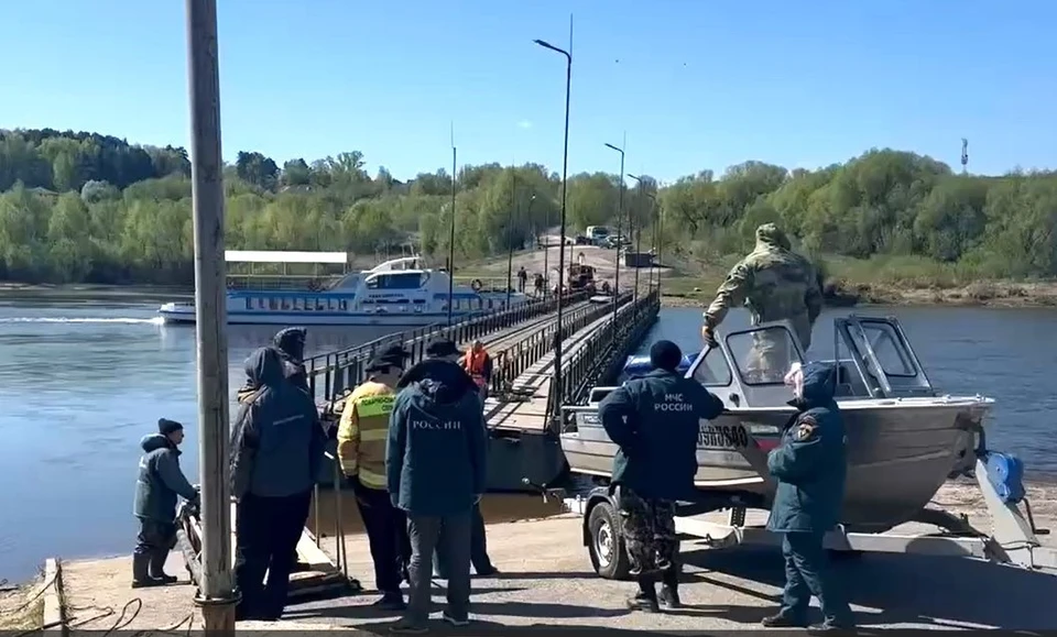В Калуге начали монтировать понтонный мост через Оку.
