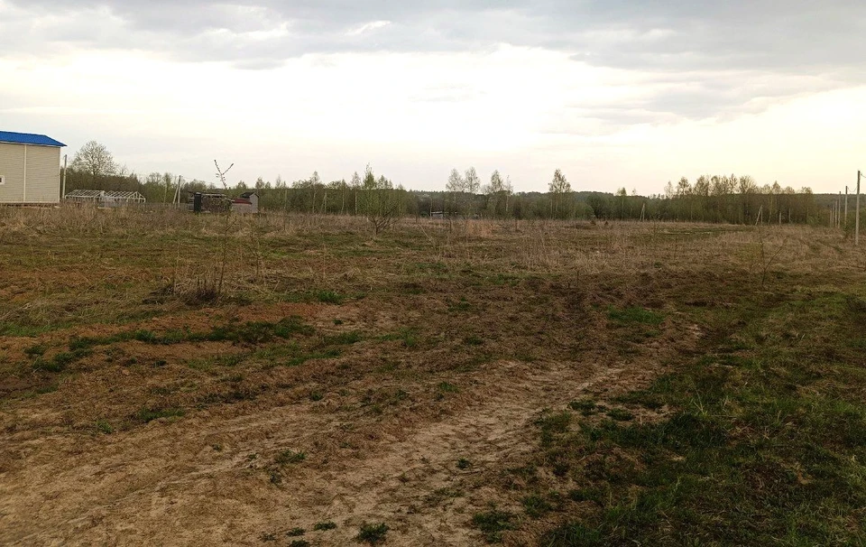 Разрушенная подъездная дорога, ставшая непроходимой после зимы.