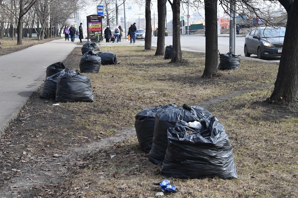 Субботники закончились, но еще не весь мусор увезли на свалку