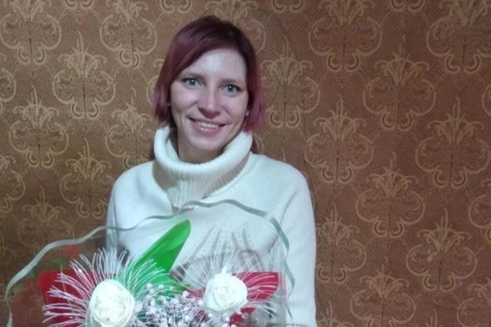 Была одета в черные джинсы, синюю футболку, красно-белые кроссовки