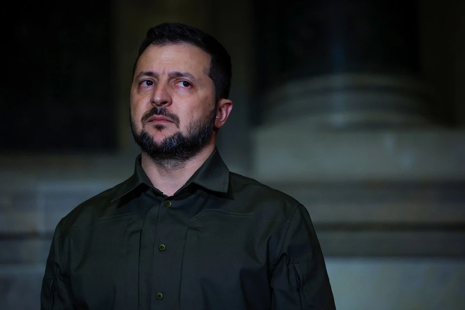 «Его заставляют прийти и стать на коленки»: на Украине увидели реальный смысл давления на Зеленского