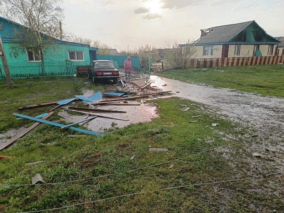 В деревне Шахово ураган снес крыши. Фото: телеграм-канал «ЧП Омск»