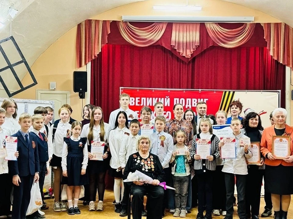 Победители конкурса с почетным гостем Валентиной Шуваловой. Фото: паблик "Бежецк. Летопись Победы" ВКонтакте