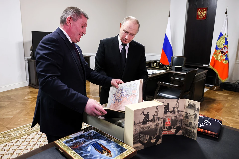 Губернатор Бочаров подарил Владимиру Путину книгу «Сталинград. Без срока давности». Фото: Михаил Метцель/пресс-служба президента РФ/ТАСС