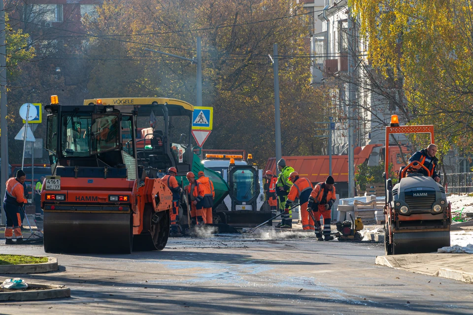 Люки под асфальтом оказались при выполнении работ по ремонту дорожного покрытия.