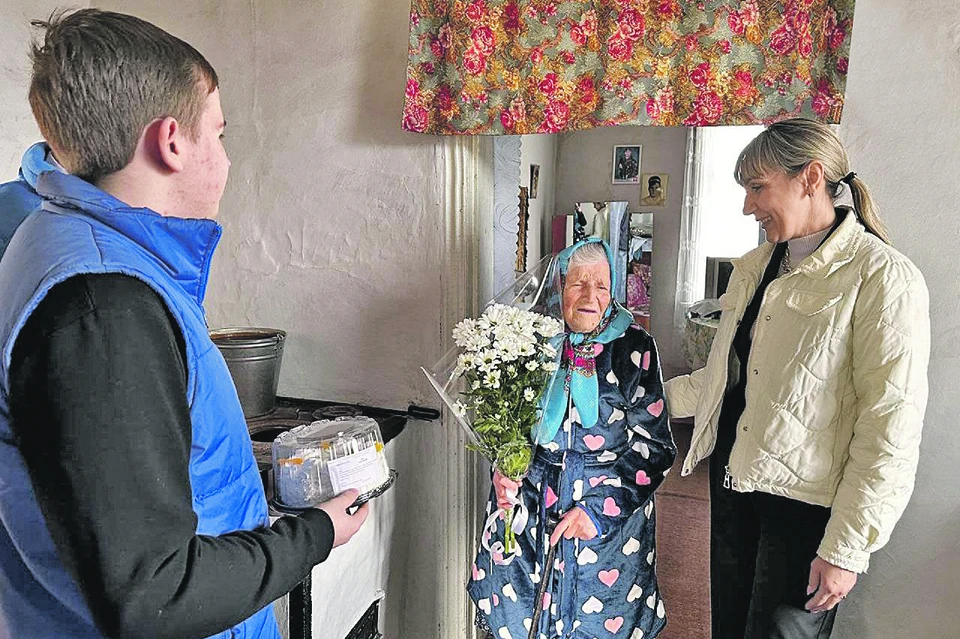 Волонтеры из Тореза навестили Марию Марышеву. В марте ей исполнилось 95 лет! Несмотря на пережитые испытания, она сохраняет оптимизм, доброту и искреннюю любовь к жизни.