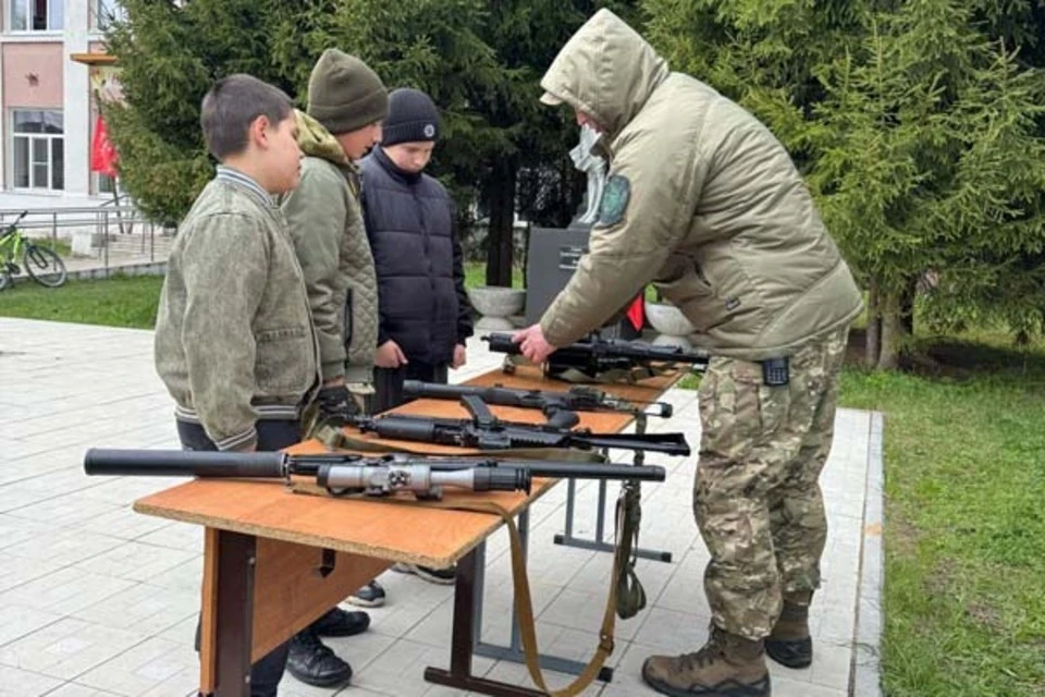 Школьникам показали школьникам БТР и спецвооружение.