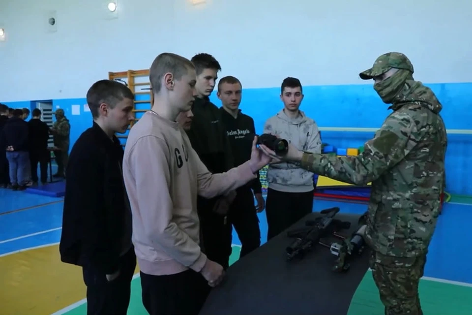 Десантники провели «урок мужества» в херсонской школе. Фото: минобороны России