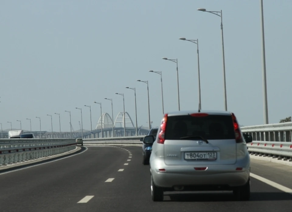 Перед Крымским мостом растет очередь из автомобилей 1 мая