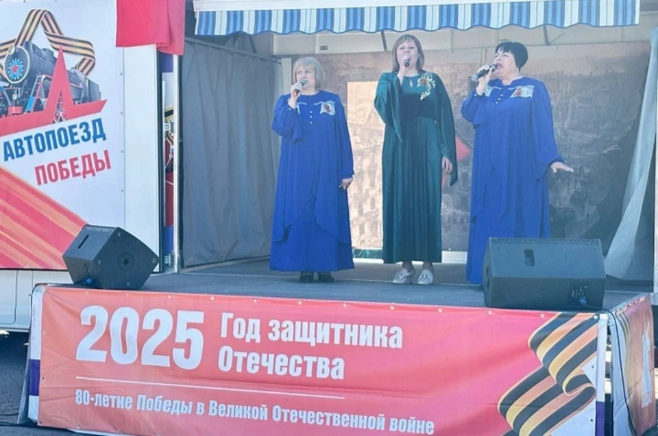 Коллектив Першотравневого центра культуры и досуга продолжает посещать населенные пункты с патриотической акцией «Автопоезд Победы». Фото: t.me/Mangush_mo