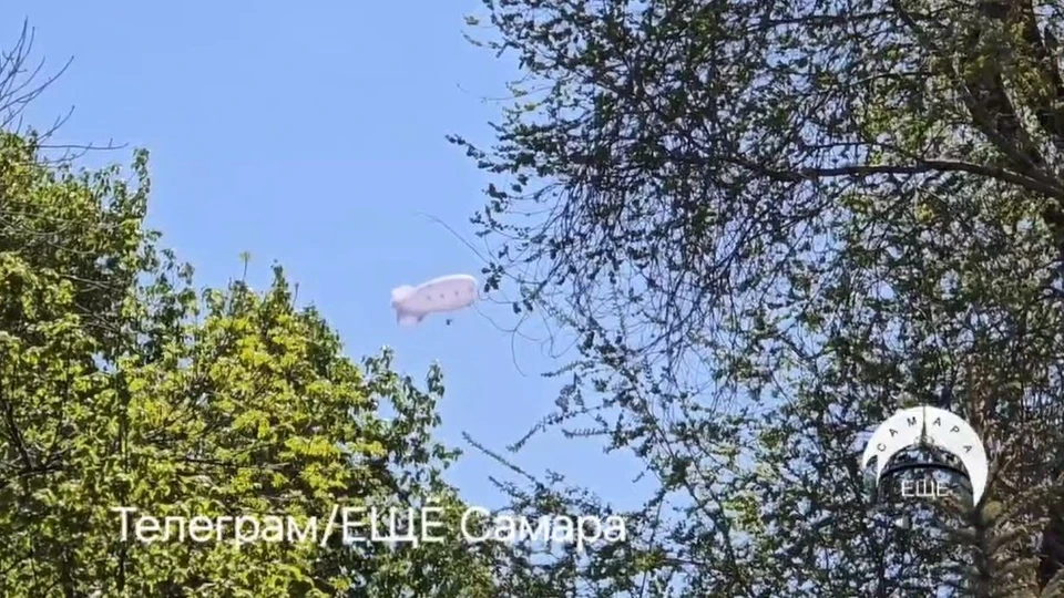 Дирижабль заметили недалеко от площади Куйбышева. Фото: скриншот видео ЕЩЁ Самара