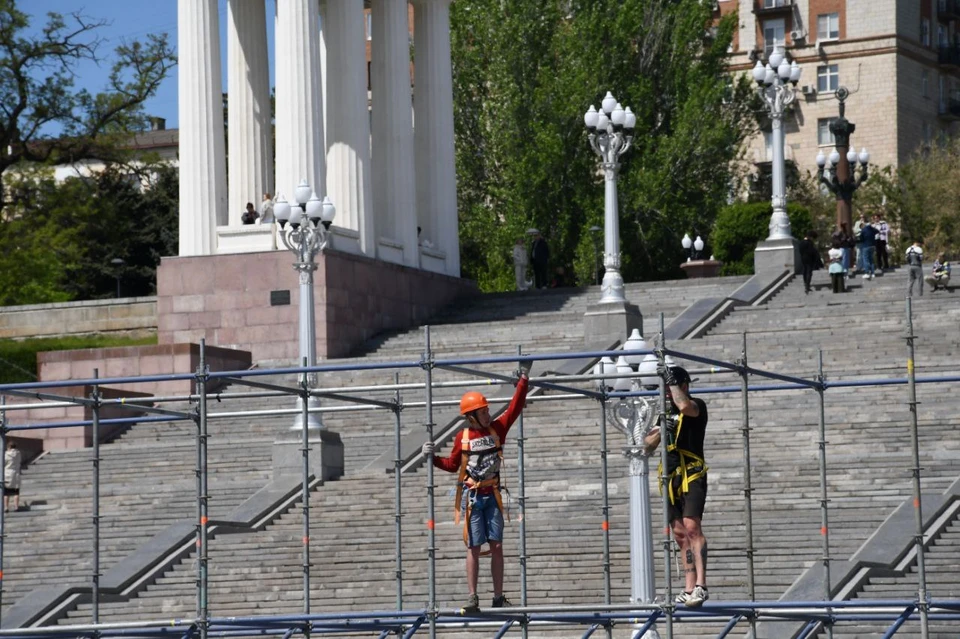 Конструкции для праздничного концерта монтируют в Волгограде.