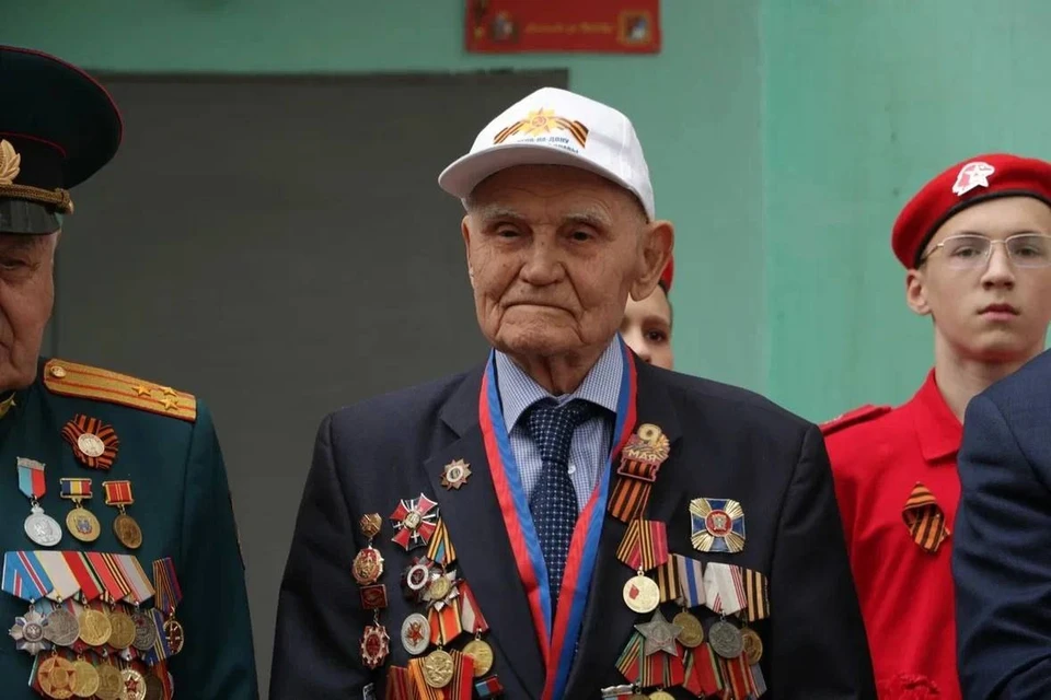 Ветеран, несмотря на почтенный возраст, встретил парад на ногах, выразив уважение нынешним воинам. Фото: администрация Ростова-на-Дону