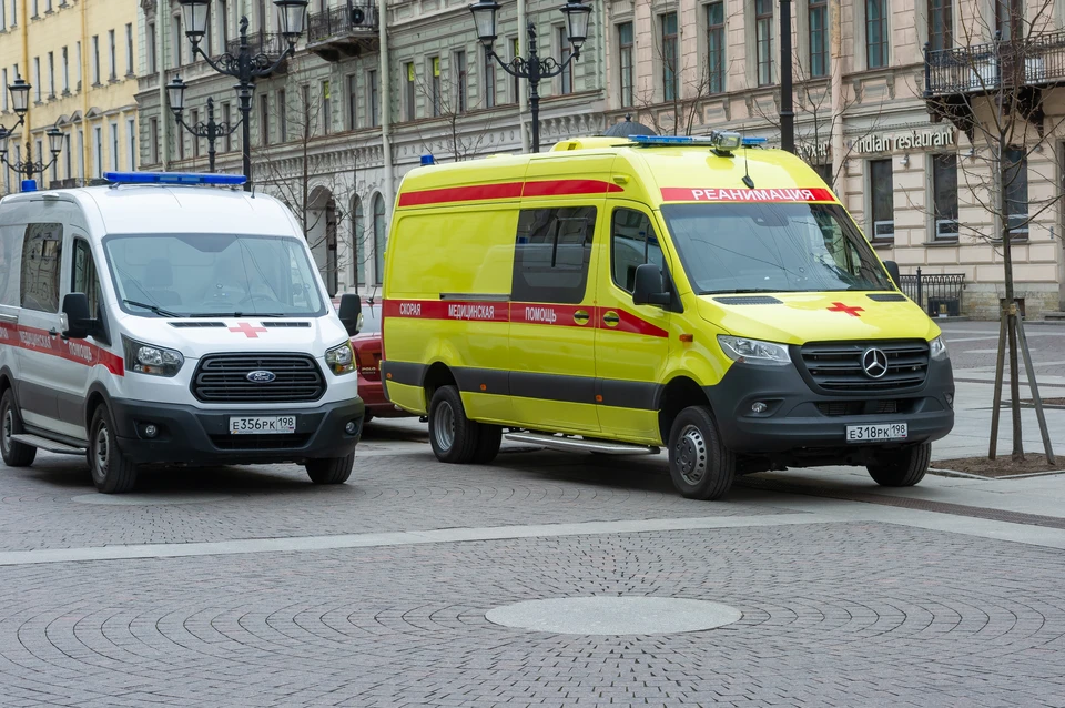 Девочка зацепилась волосами за металлическую часть конструкции.