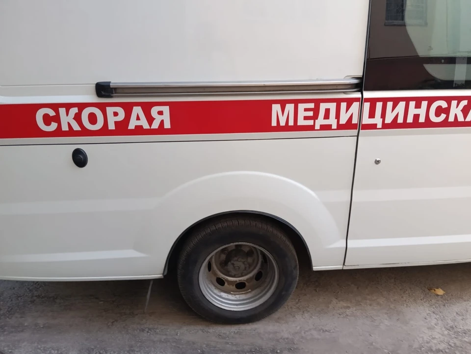 Двух пострадавших на пожарах на скорых отвезли в больницы и оставили там лечиться.