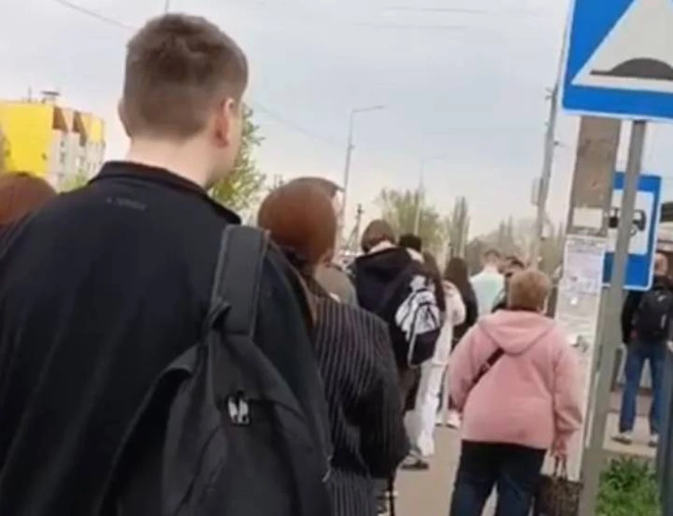 Часть большой очереди на автобус.