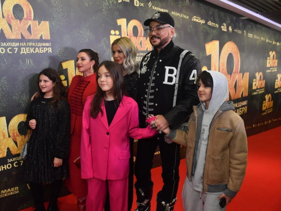 Филипп Киркоров с детьми на премьере фильма