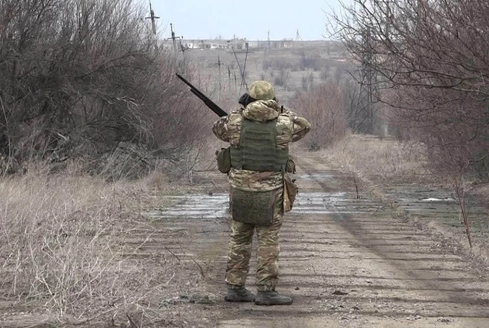 ТАСС: ВСУ натягивают металлические сетки вдоль дороги в Харьковской области