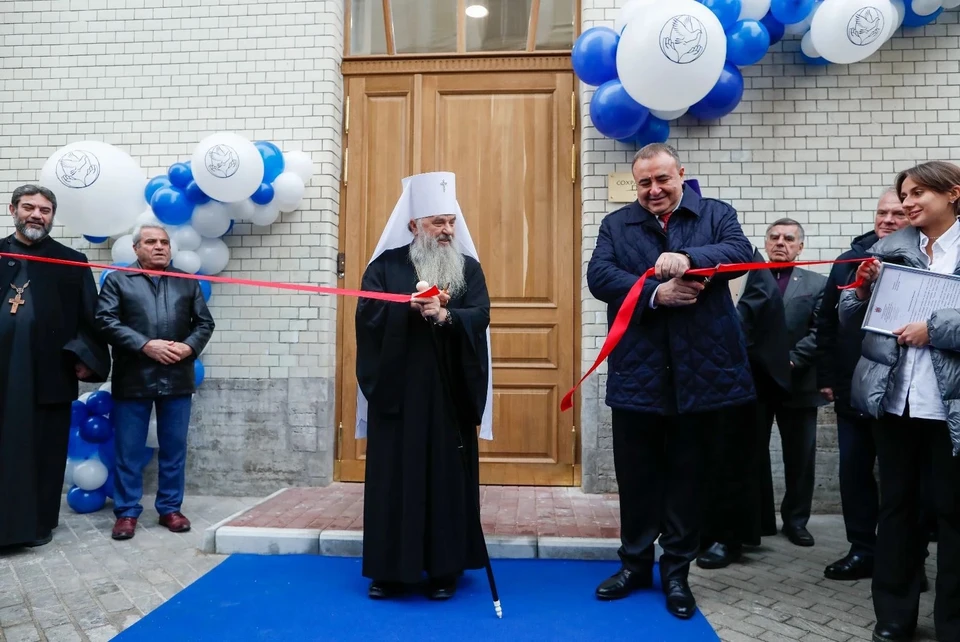 Митрополит Санкт-Петербургский и Ладожский Варсонофий и Грачья Погосян торжественно перерезают красную ленту на открытии музея "Сохраняя память". Фото: Благотворительный фонд Грачьи Погосяна