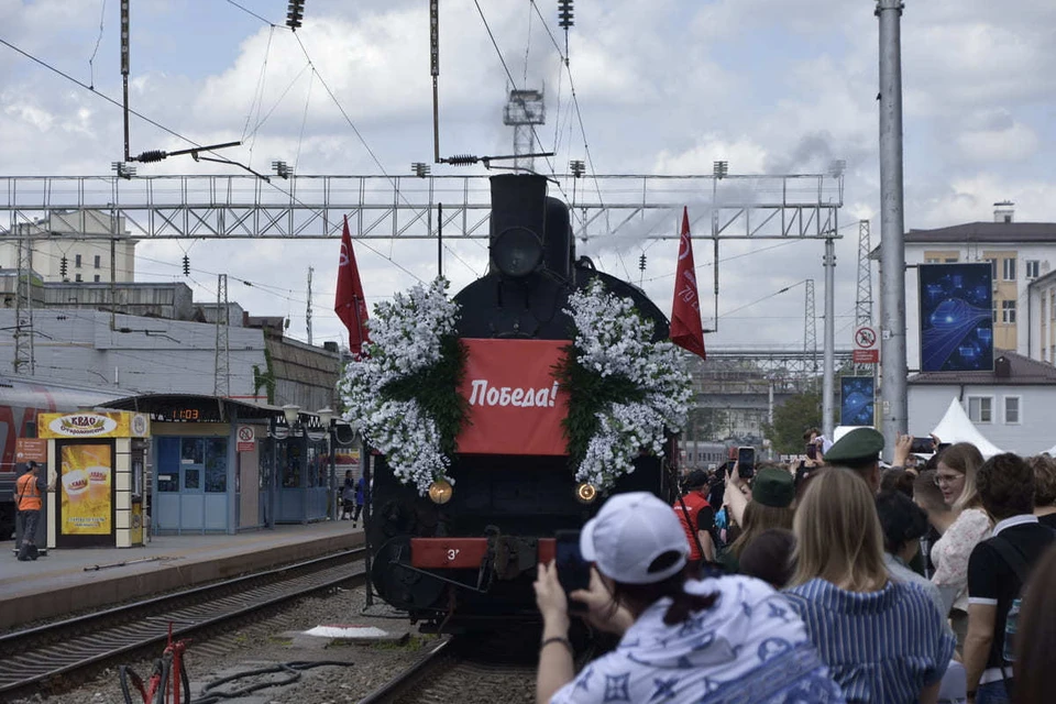 На прибытие ретропоезда пришли посмотреть сотни ростовчан.
