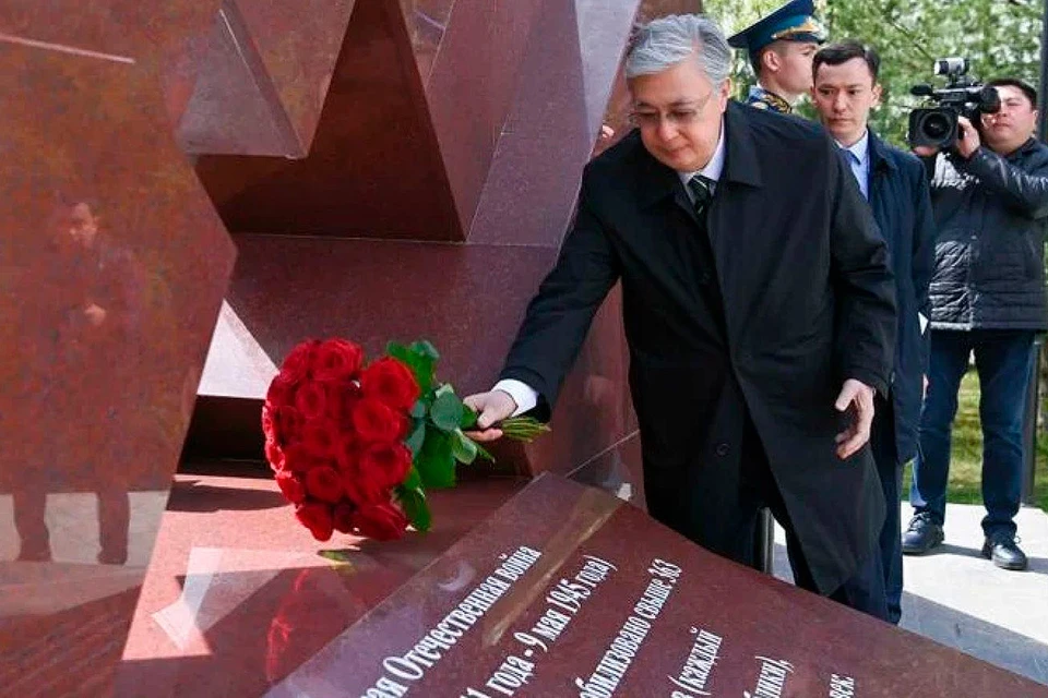 Президент возлагает цветы к Мемориальному комплексу воинам-казахстанцам 100-й и 101-й отдельных стрелковых бригад подо Ржевом, 8 мая 2023 г. Фото: akorda.kz