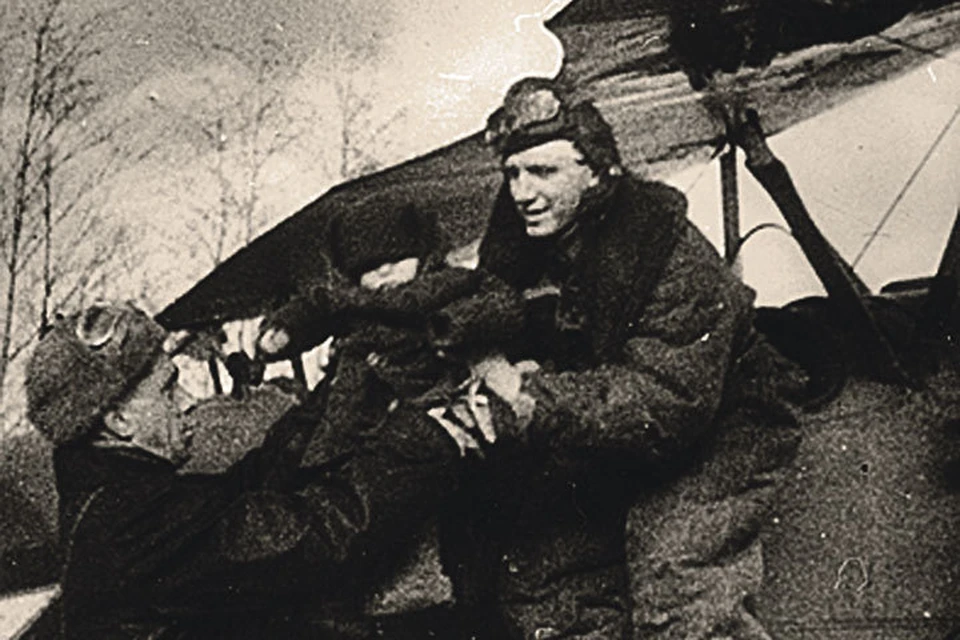 Апрель 1944 года. Александр Мамкин в момент посадки в самолет воспитанников Полоцкого детского дома для отправки на Большую землю.