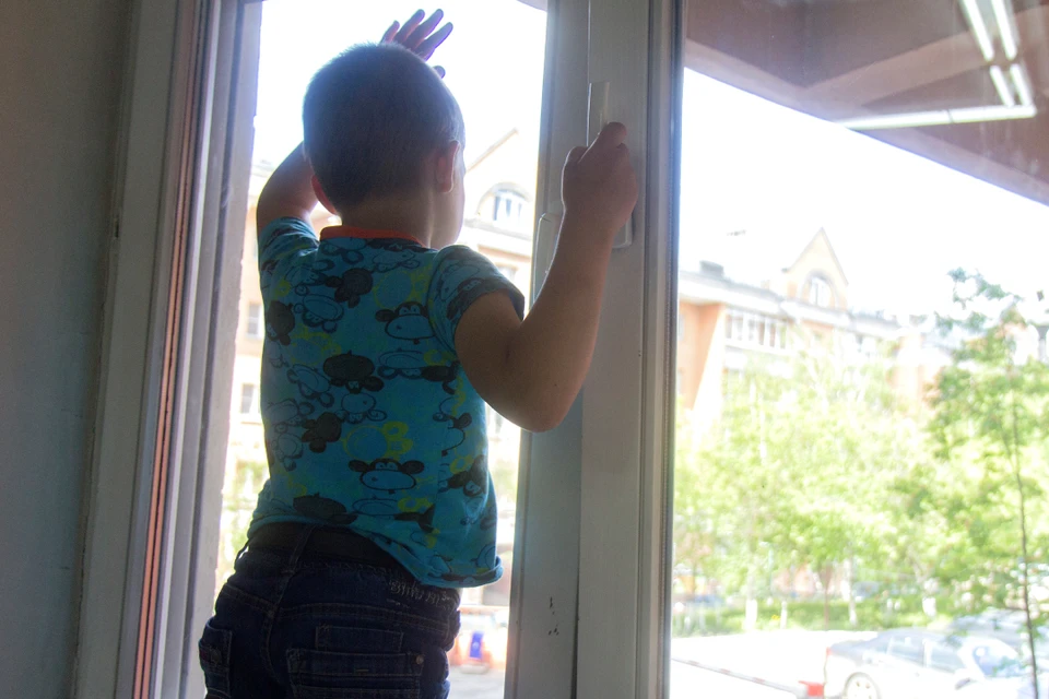 В Тулуне 2-летний ребенок выпал из окна второго этажа.