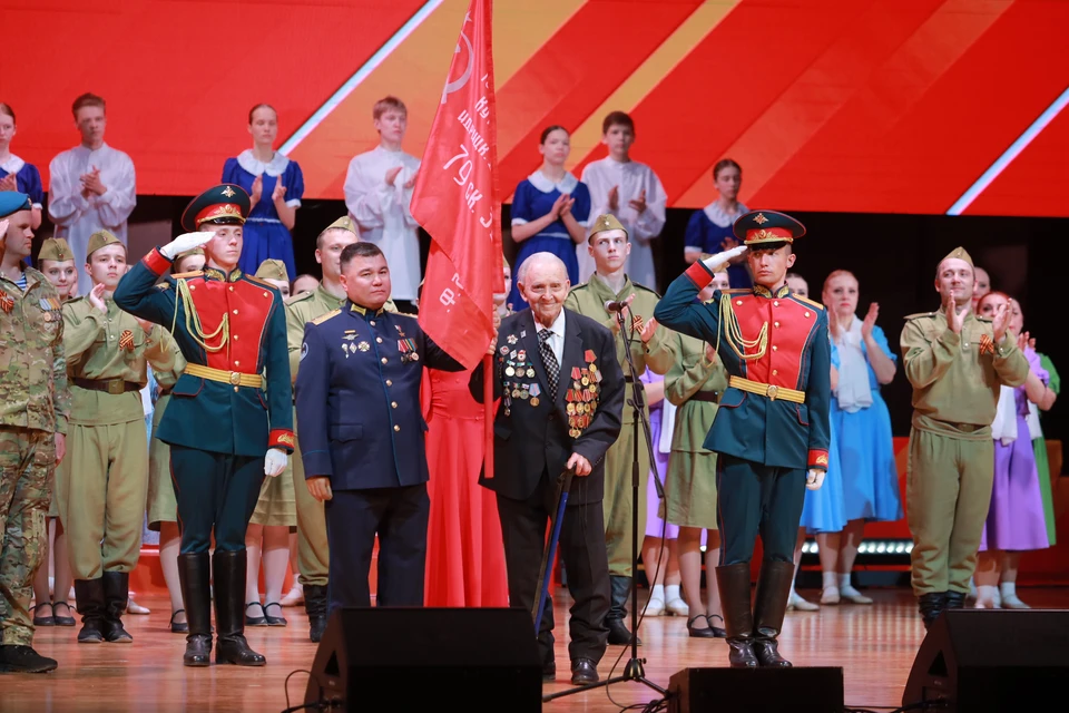 Знамя Эстафеты патриотизма поколений передано в надёжные руки. Фото: Предоставлено пресс-центром мэрии