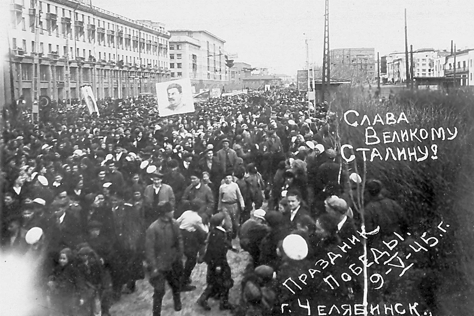 Колонна демонстрантов на улице Спартака (ныне - проспект Ленина) подходит к площади Революции, 9 мая 1945 года. Фото: ОГАЧО.